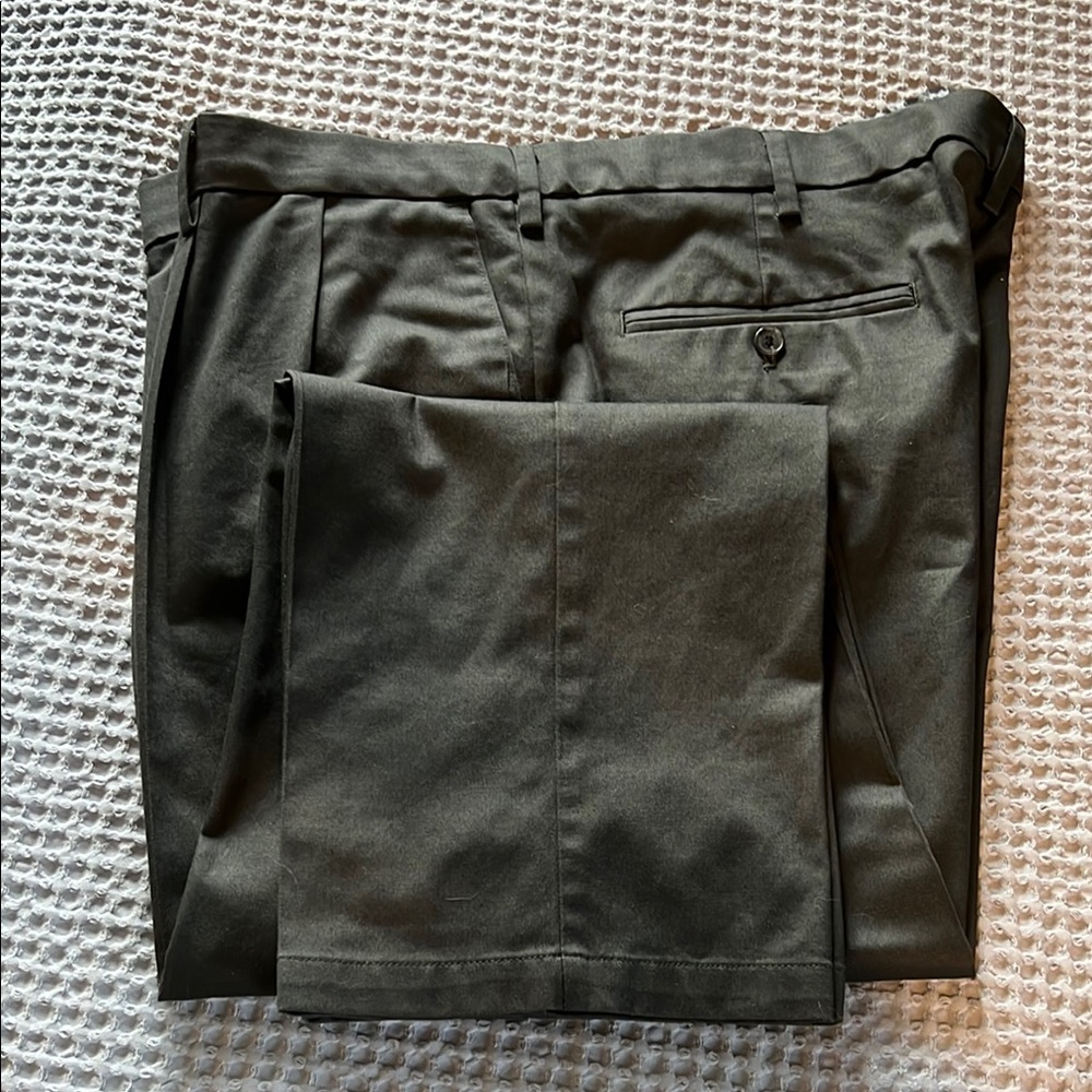 Dockers Classic, flex comfort, signature Khaki dress pant size 42x30 black